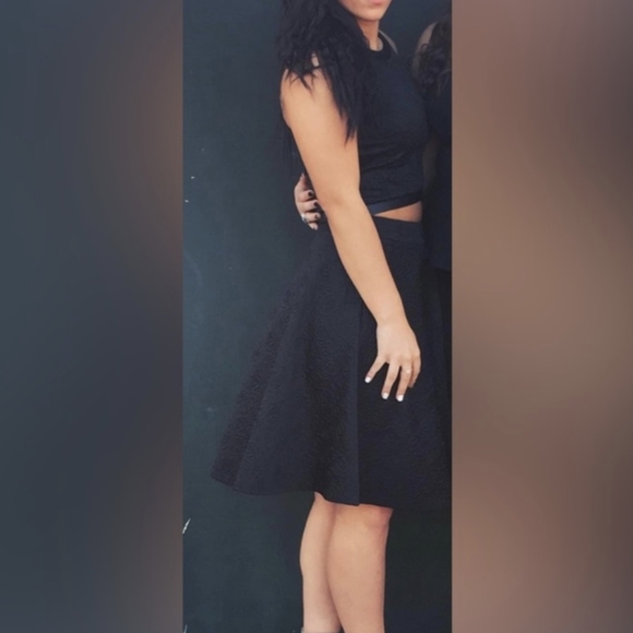 Guess Black Floral Crop Top - Picture 12 of 12